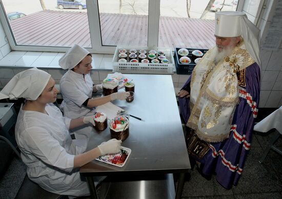 Baking Easter cakes at the Vladkhleb open joint stock company in Vladivostok
