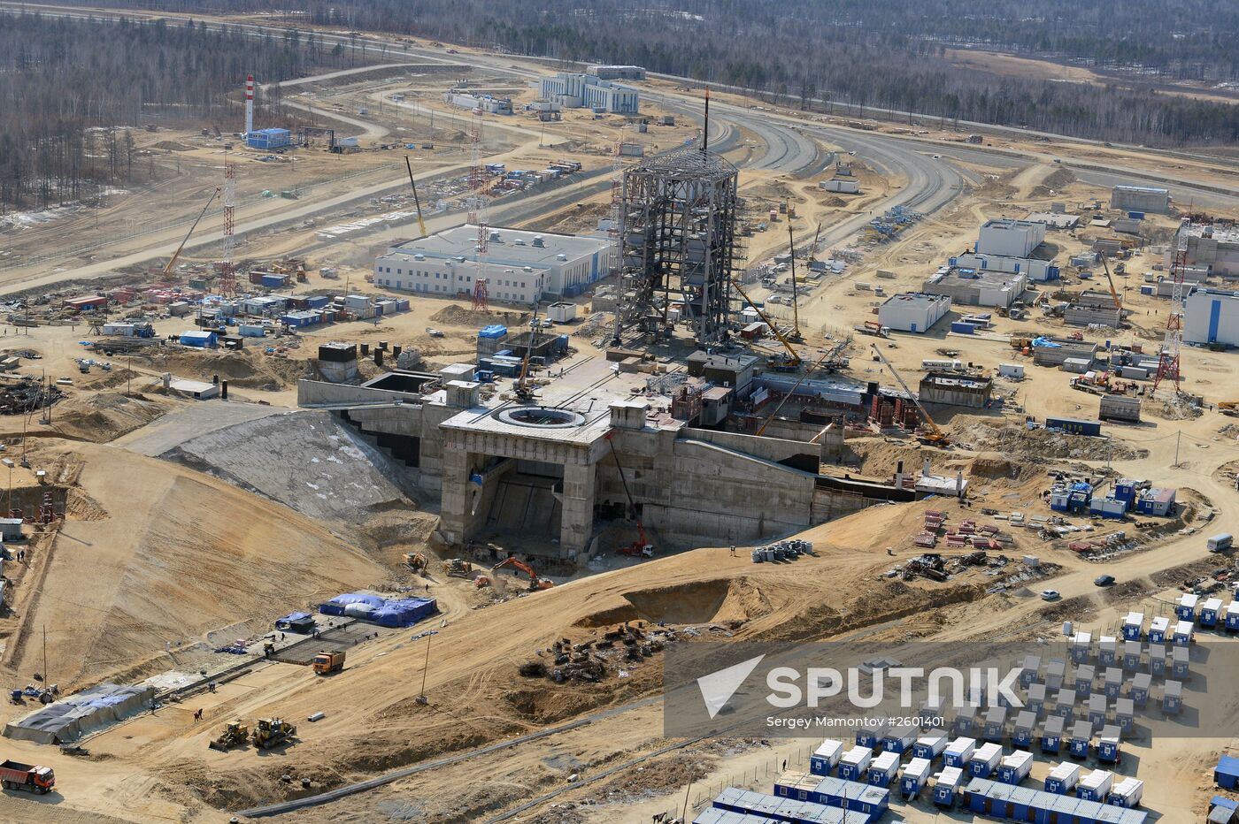 Dmitry Rogozin meets with builders at the unfinished Vostochny (Eastern) space center