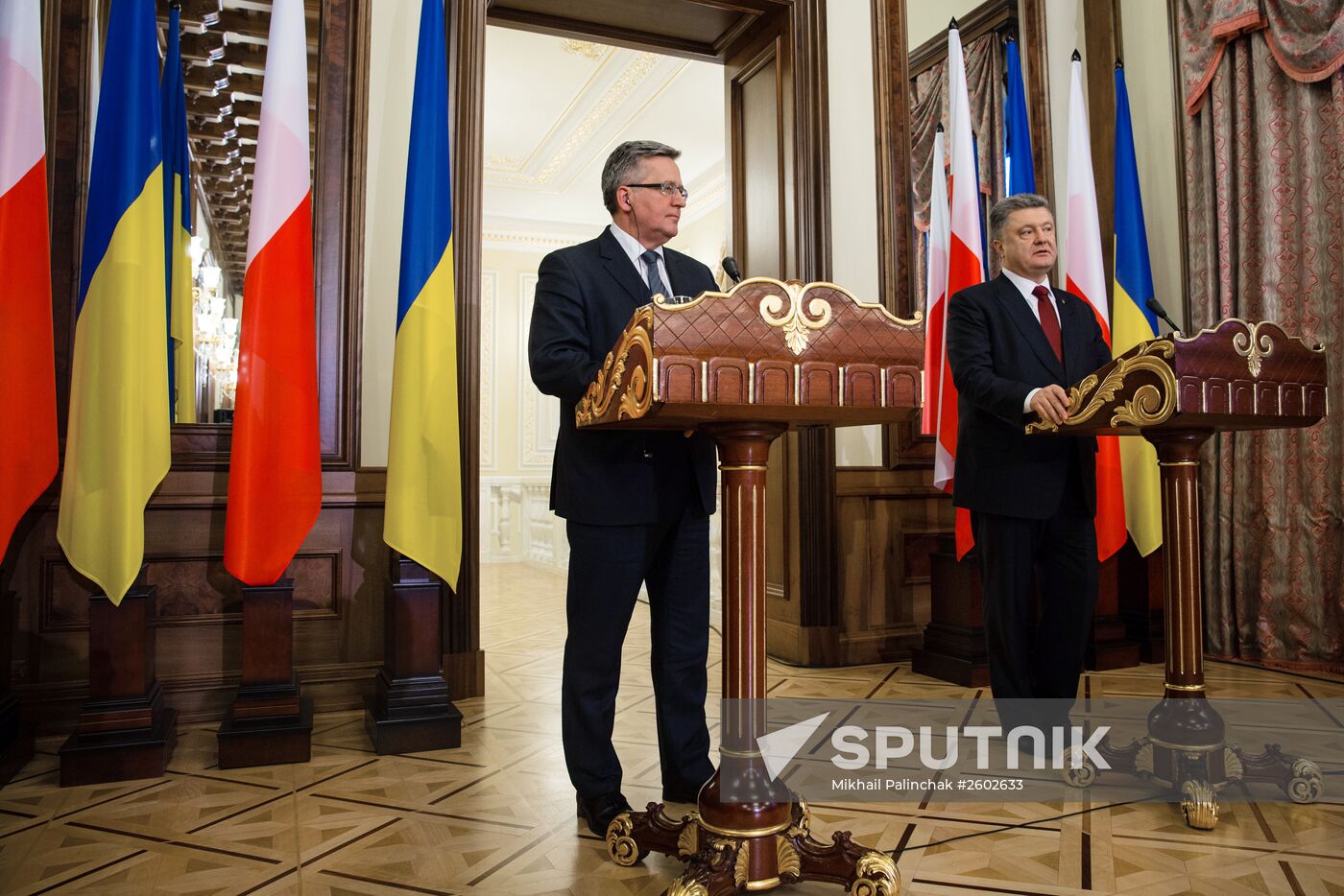 Ukrainian President Petro Poroshenko meets with Polish President Bronislaw Komorowski