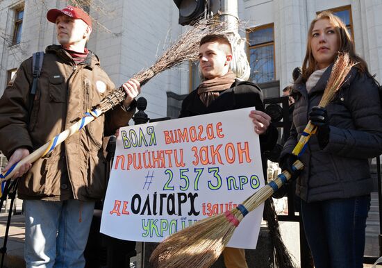 "Chare Thursday" rally outside Ukraine's Verkhovna Rada building
