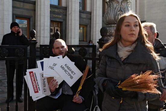 "Chare Thursday" rally outside Ukraine's Verkhovna Rada building