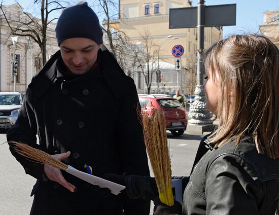 "Chare Thursday" rally outside Ukraine's Verkhovna Rada building