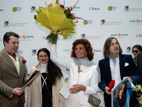 Nikas Safronov opens his exhibition