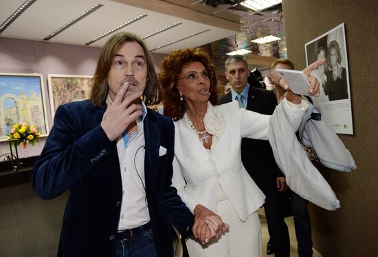Nikas Safronov opens his exhibition