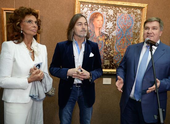 Nikas Safronov opens his exhibition