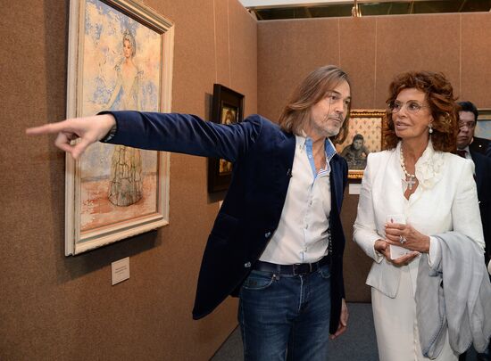 Nikas Safronov opens his exhibition