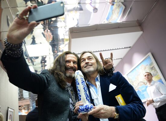 Nikas Safronov opens his exhibition