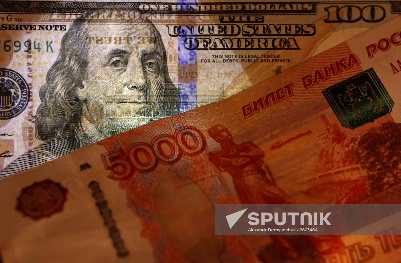 US and Russian banknotes