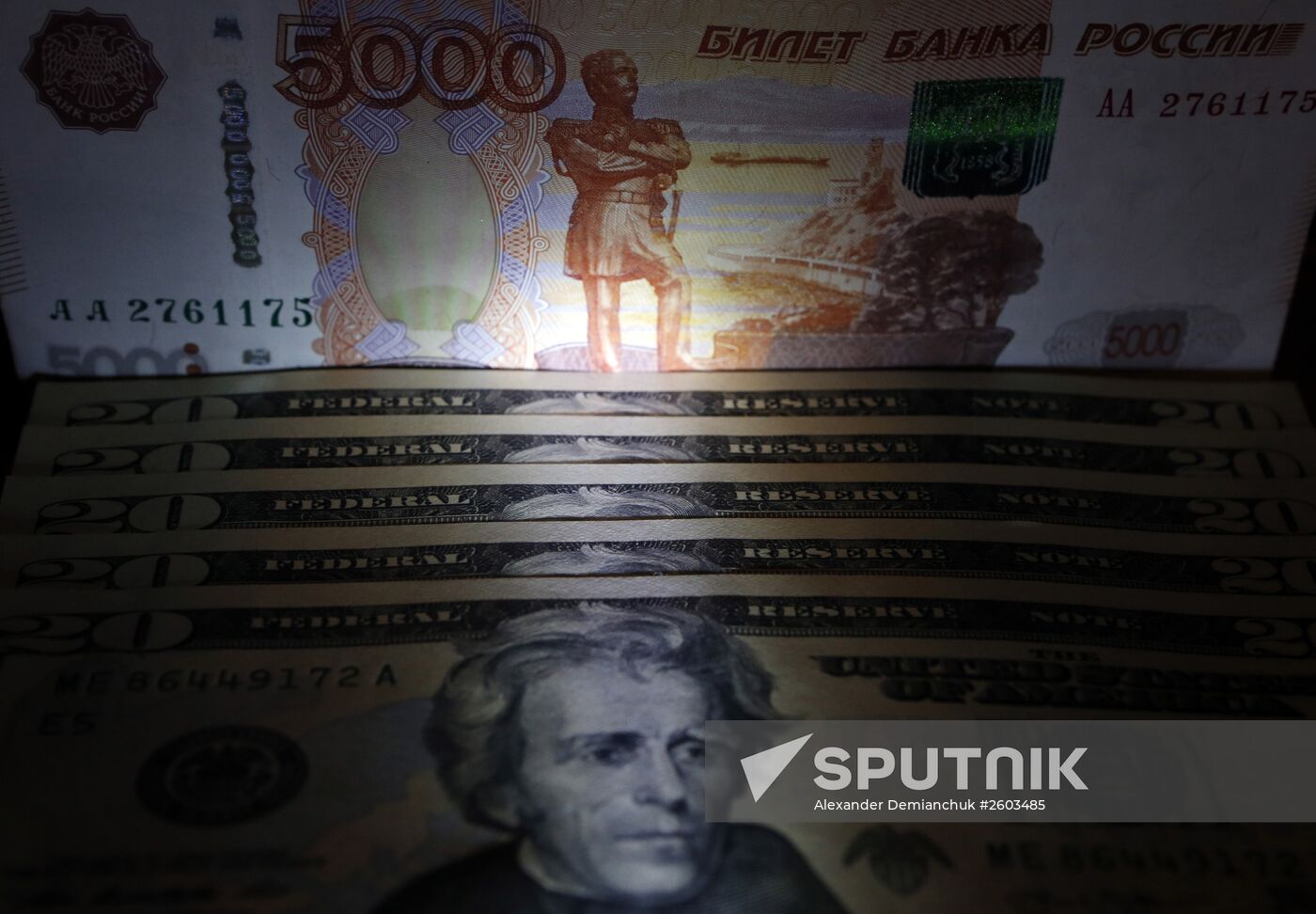 US and Russian banknotes