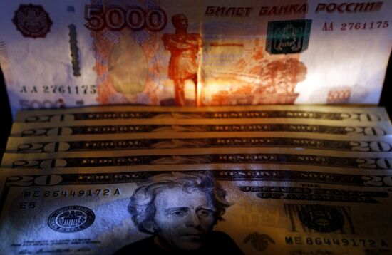 US and Russian banknotes