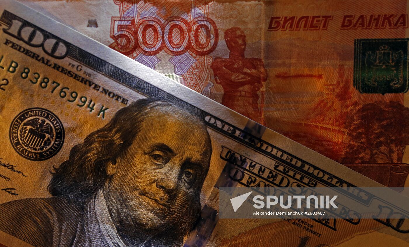 US and Russian banknotes