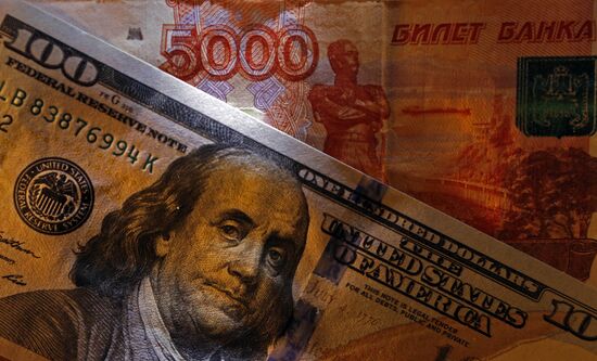 US and Russian banknotes