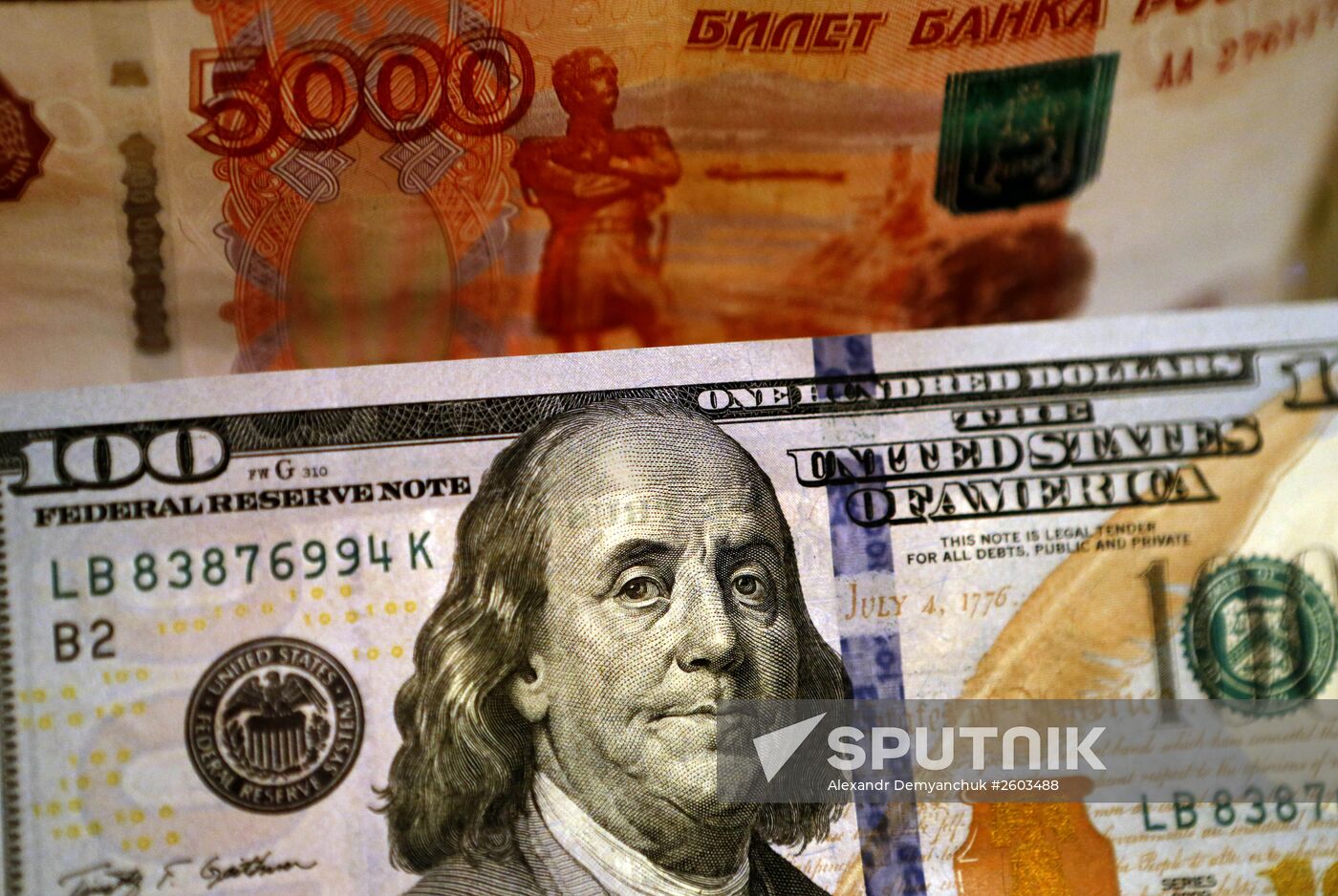 US and Russian banknotes