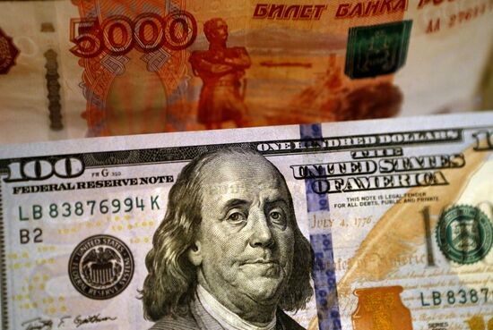 US and Russian banknotes