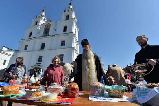 Consecrating Easter cakes on Holy Saturday in Belarus
