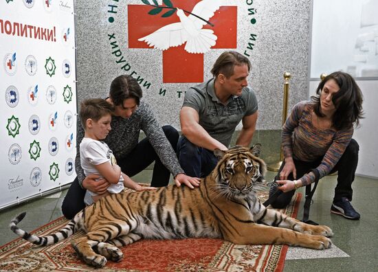 Zapashny brothers visit Vanya Voronov from Donetsk in the hospital