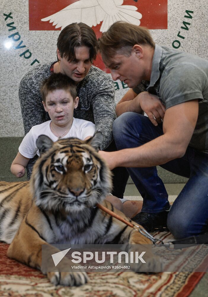 Zapashny brothers visit Vanya Voronov from Donetsk in the hospital