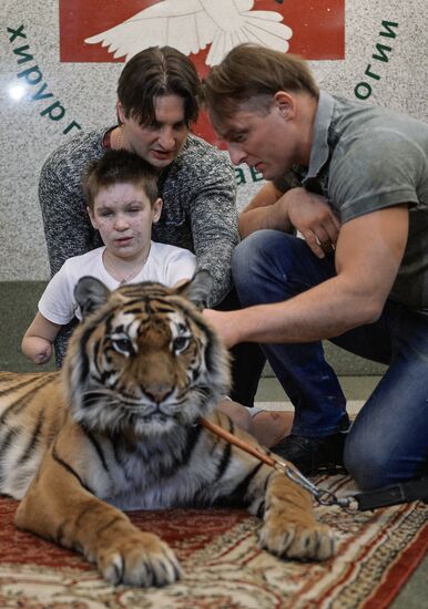 Zapashny brothers visit Vanya Voronov from Donetsk in the hospital