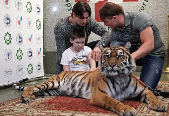 Zapashny brothers visit Vanya Voronov from Donetsk in the hospital