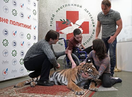 Zapashny brothers visit Vanya Voronov from Donetsk in the hospital