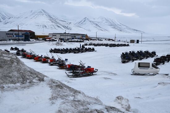 High-latitude expedition to Spitsbergen (Svalbard) under Arctic-2015 project