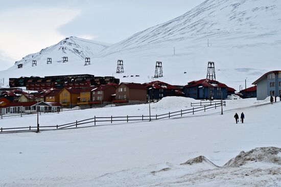 High-latitude expedition to Spitsbergen (Svalbard) under Arctic-2015 project