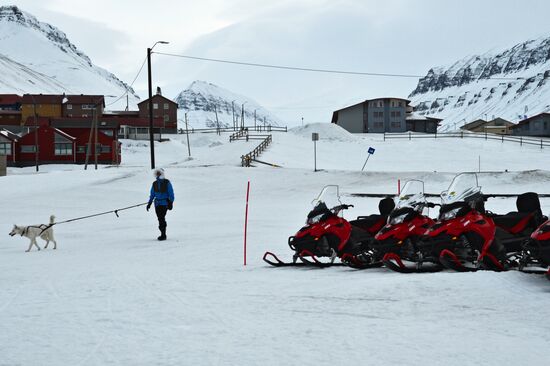 High-latitude expedition to Spitsbergen (Svalbard) under Arctic-2015 project