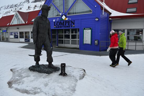 High-latitude expedition to Spitsbergen (Svalbard) under Arctic-2015 project