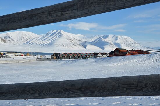 High-latitude expedition to Spitsbergen (Svalbard) under Arctic-2015 project