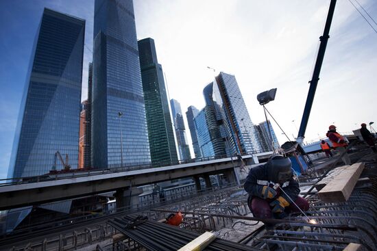 S.Sobyanin inspects construction of overpass over Smolensk direction of Moscow Railways
