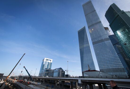 S.Sobyanin inspects construction of overpass over Smolensk direction of Moscow Railways