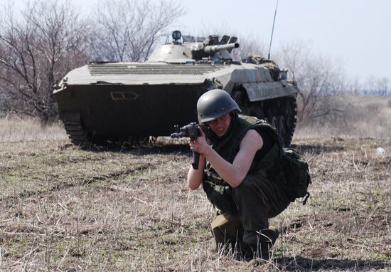 Donetsk People's Republic self-defense forces hold drills