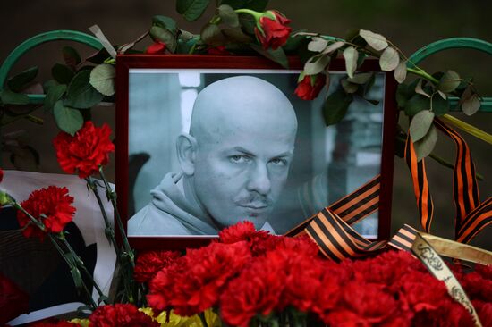 Flowers and candles by Ukrainian embassy in Moscow in memory of journalist Oles Buzina killed in Kiev