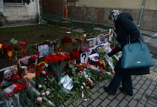 Flowers and candles by Ukrainian embassy in Moscow in memory of journalist Oles Buzina killed in Kiev