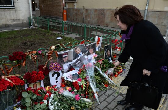 Flowers and candles by Ukrainian embassy in Moscow in memory of journalist Oles Buzina killed in Kiev