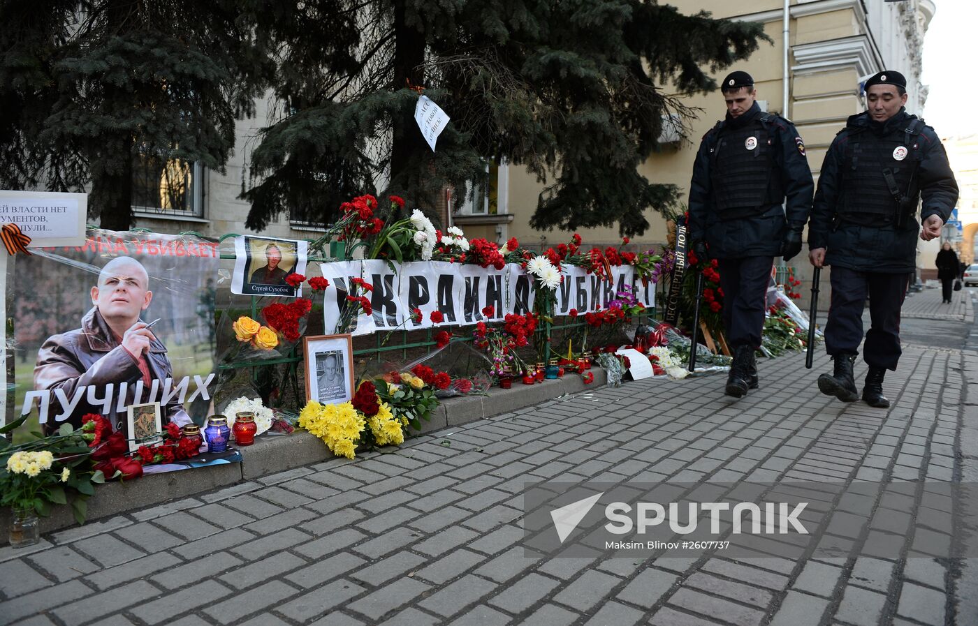 Flowers and candles by Ukrainian embassy in Moscow in memory of journalist Oles Buzina killed in Kiev