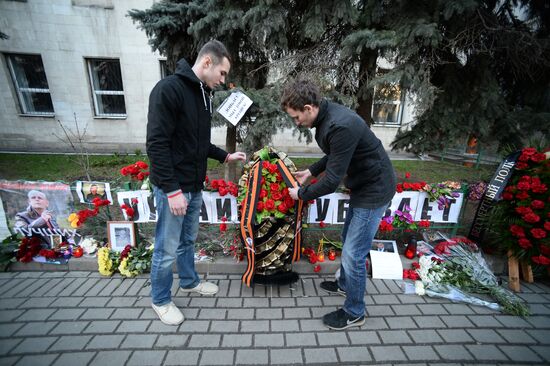 Flowers and candles by Ukrainian embassy in Moscow in memory of journalist Oles Buzina killed in Kiev