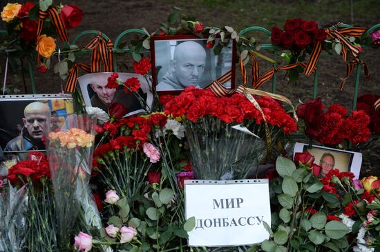 Flowers and candles by Ukrainian embassy in Moscow in memory of journalist Oles Buzina killed in Kiev