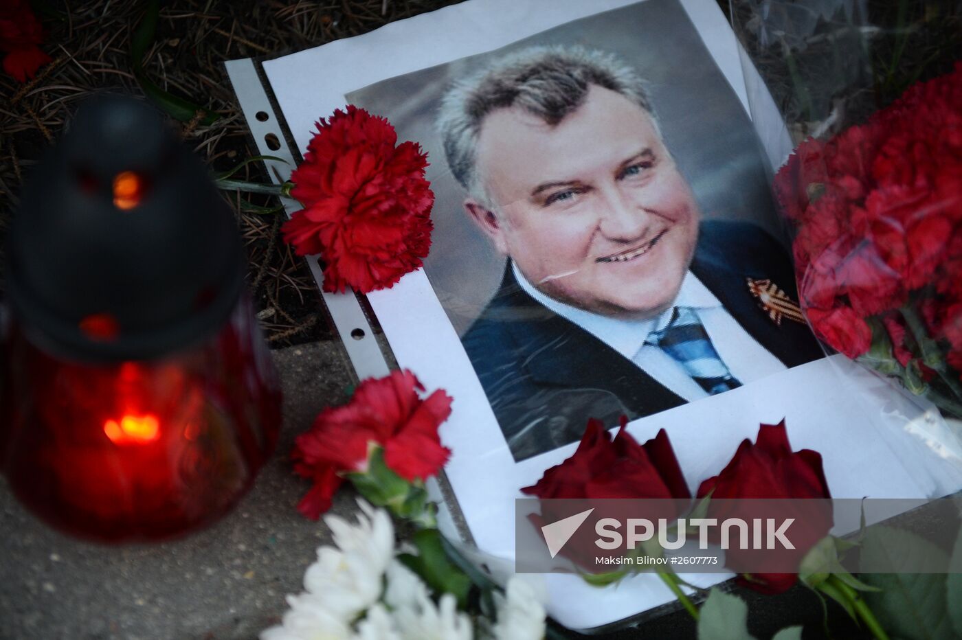 Candles and flowers laid at Ukraine's Embassy in Moscow in memory of murdered former Regions' Party MP Oleh Kalashnikov