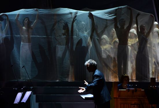 Dress rehearsal of "Dona Nobis Pacem" in Bolshoi Theater
