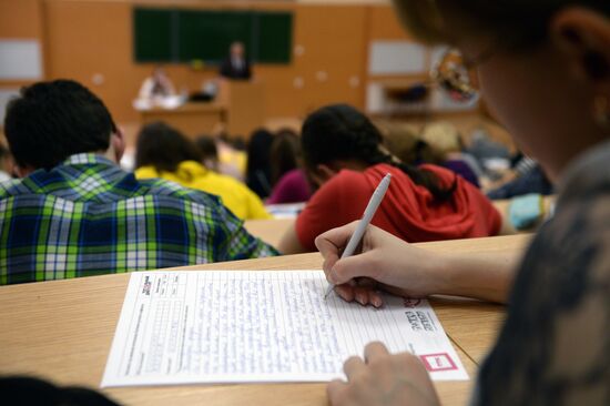 Total Dictation 2015 international educational campaign