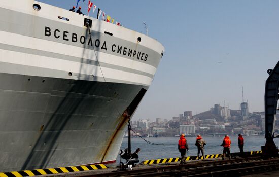 Vsevolod Sibirtsev floating fish-processing factory returns to Vladivostok