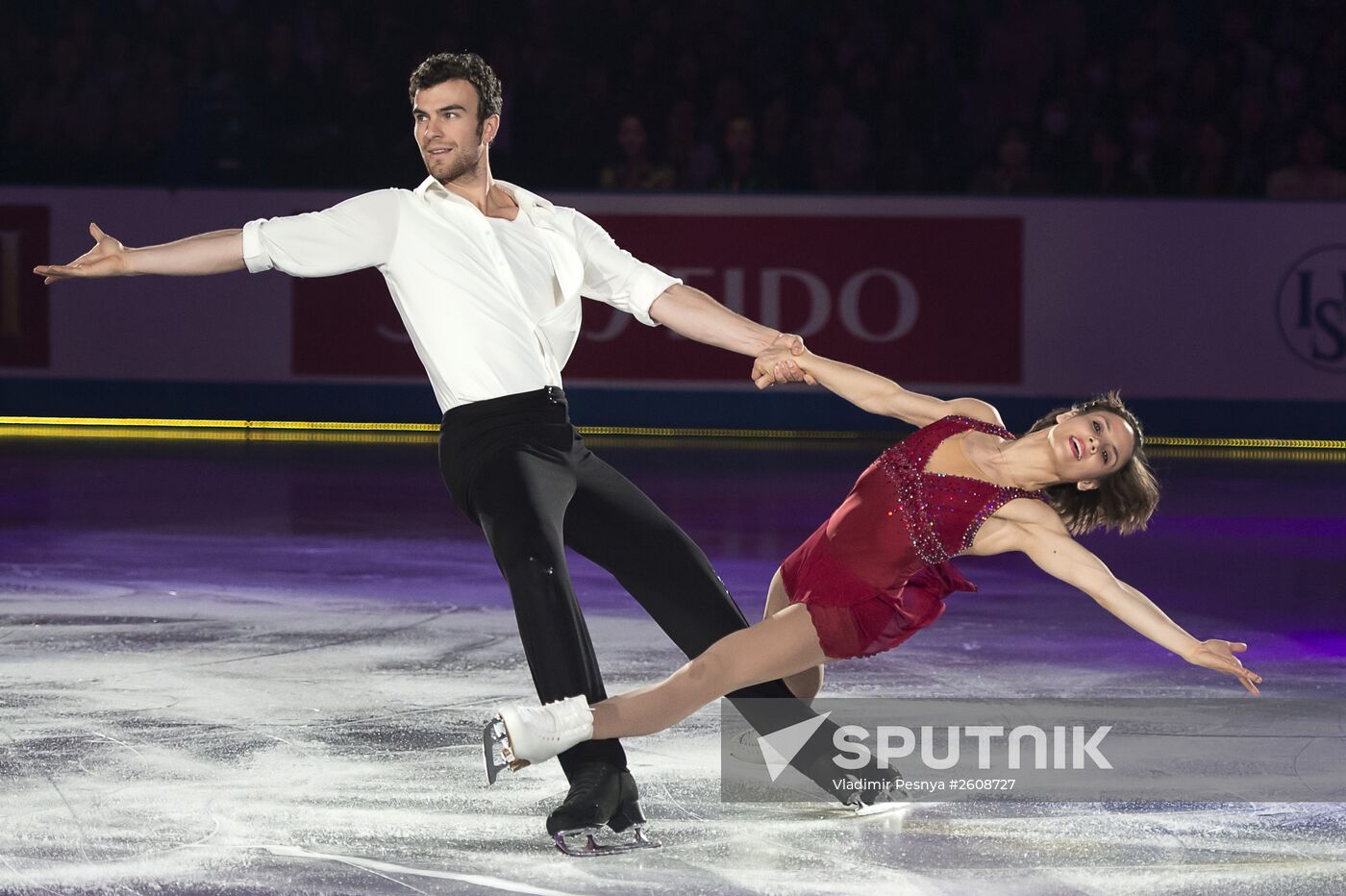 Meagan Duhamel and Eric Radford of Canada perform their routine in the exhibition during the ISU World Team Trophy in Tokyo. Location: Japan, Tokyo. Author: Vladimir Pesnya/Sputnik. Figure skating. World Team Trophy. Exhibition