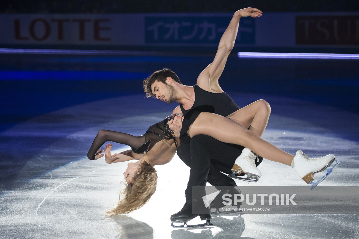 Gabriella Papadakis and Guillaume Cizeron of France perform their routine in the exhibition during the ISU World Team Trophy in Tokyo. Location: Japan, Tokyo. Author: Vladimir Pesnya/Sputnik. Figure skating. World Team Trophy. Exhibition