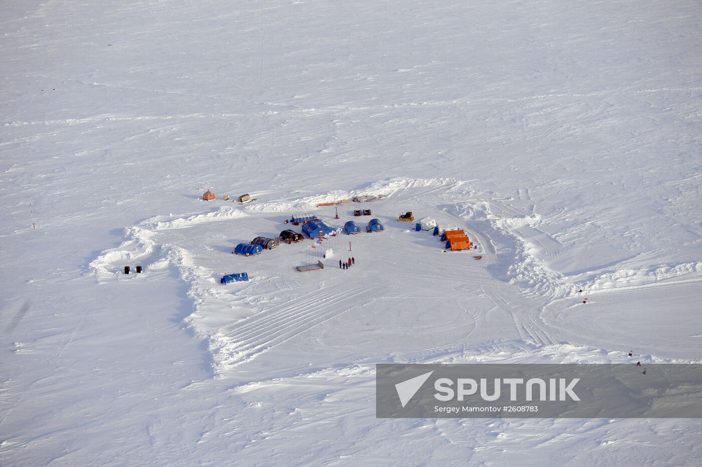 Opening the North Pole 2015 drifting station in the Arctic Ocean