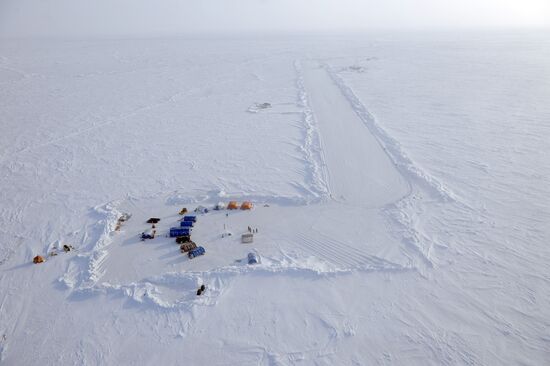 Opening the North Pole 2015 drifting station in the Arctic Ocean