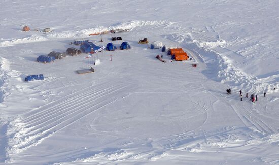 Opening the North Pole 2015 drifting station in the Arctic Ocean
