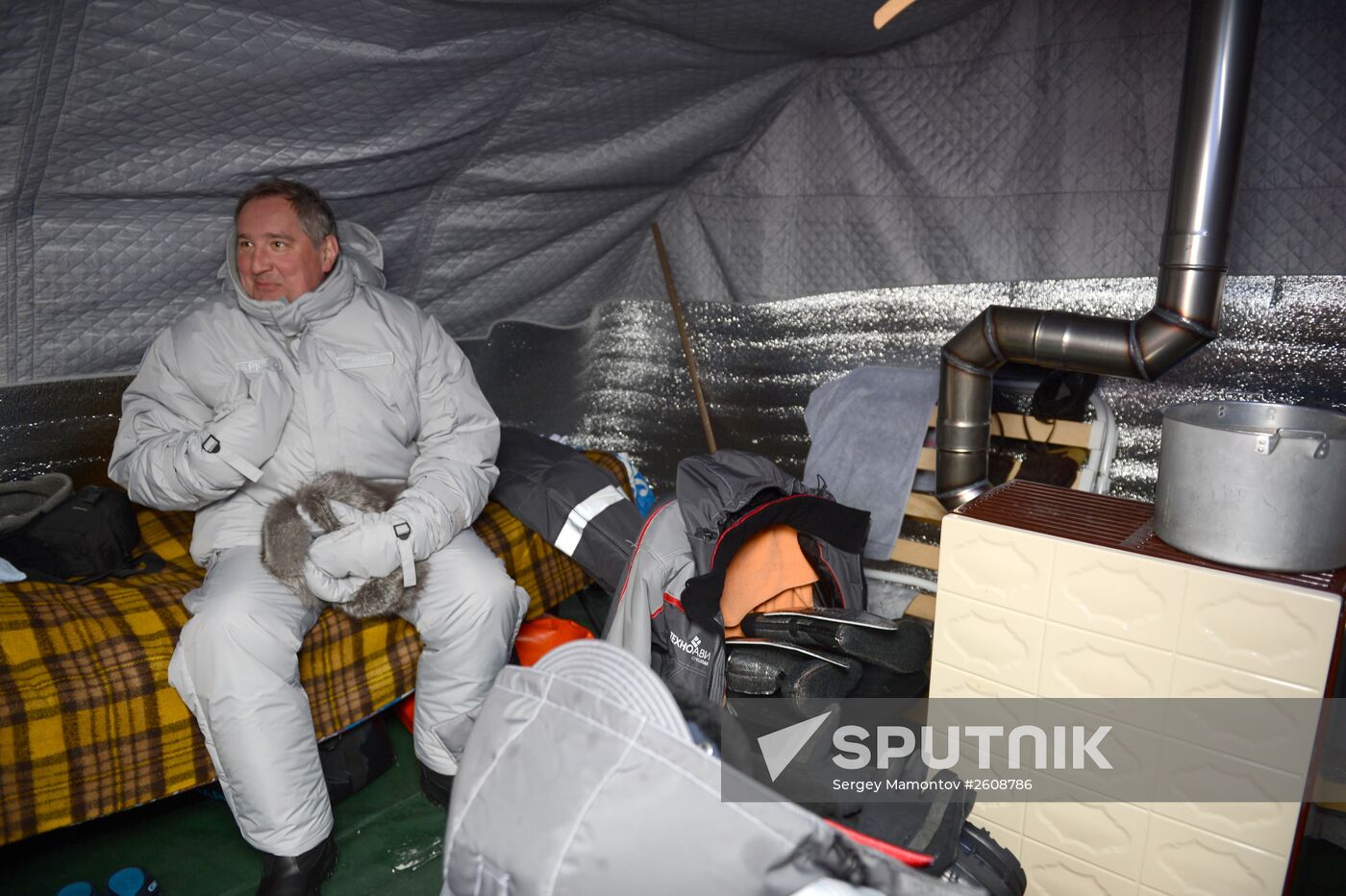 Opening the North Pole 2015 drifting station in the Arctic Ocean