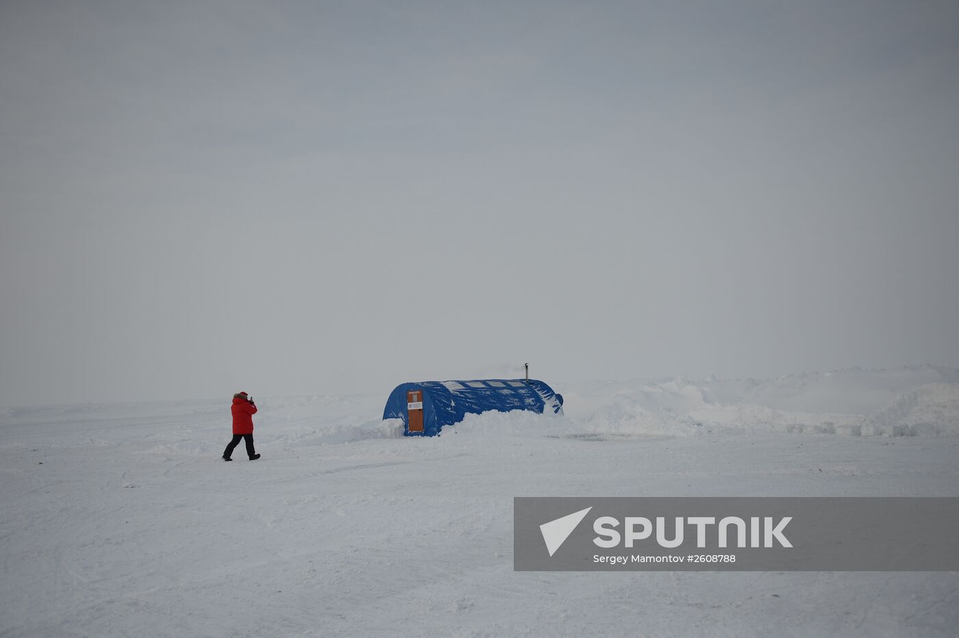 Opening the North Pole 2015 drifting station in the Arctic Ocean