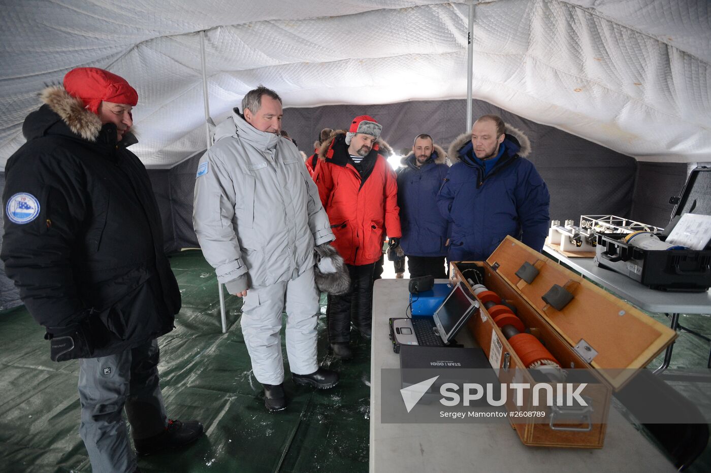 Opening the North Pole 2015 drifting station in the Arctic Ocean